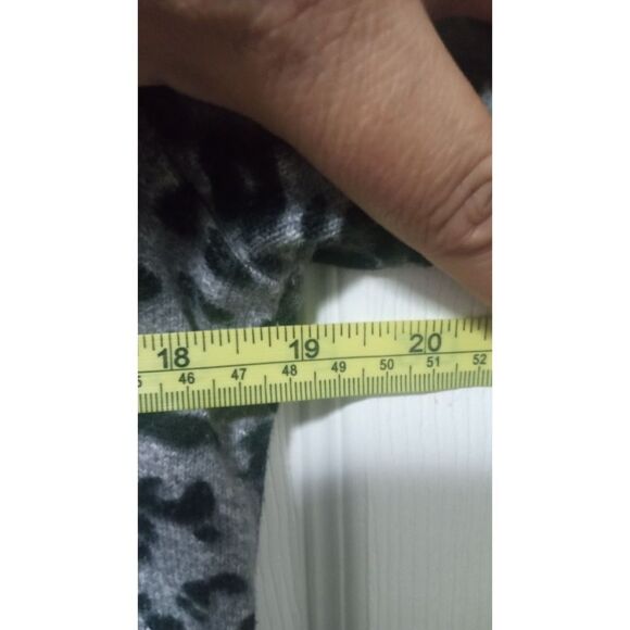 Croft & Barrow Women's Gray Leopard Print Cardigan Petite PS - Picture 5 of 6